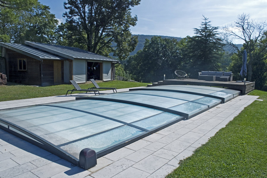 abri-de-piscine-bas